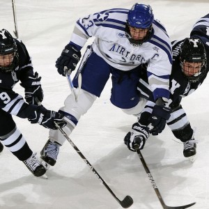 kaiyun.com-兄弟赛场争锋，温情时刻永存，NBA官方分享汤普森兄弟对位照