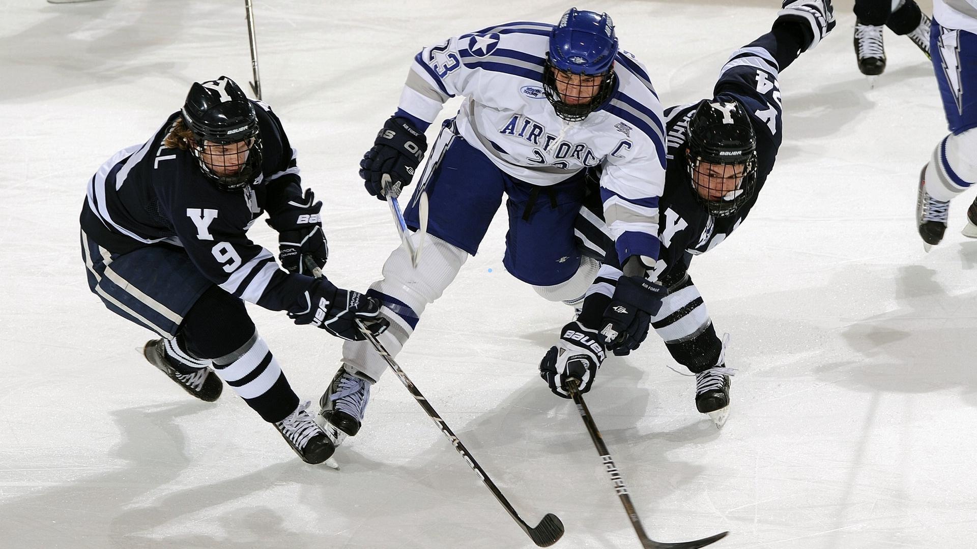 骑士后场长传酿险情,施罗德拦截失准误伤观众